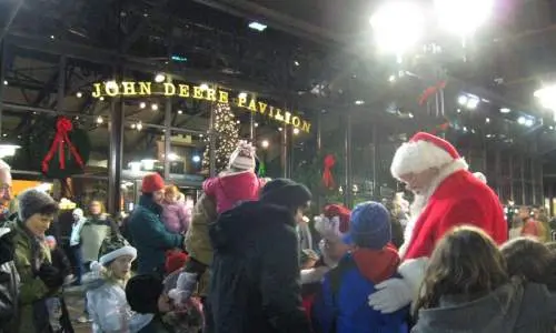 Der Weihnachtsmann vor dem John-Deere-Pavillon