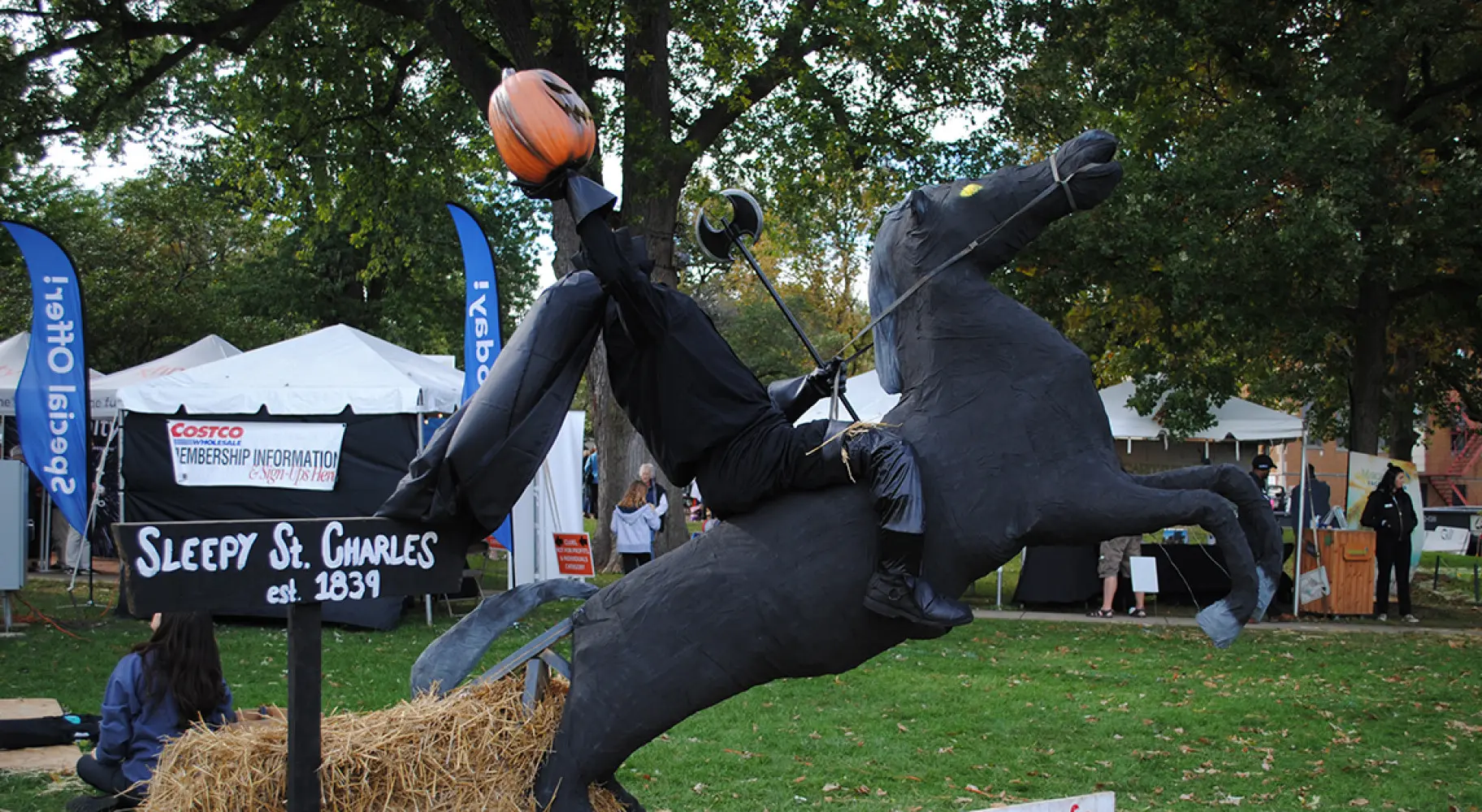 Vogelscheuche auf Holzpferd