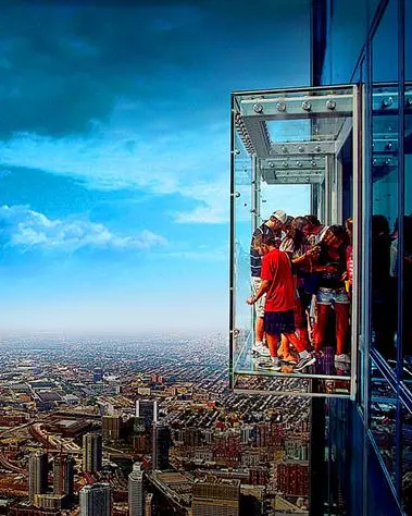 Menschen auf dem Skydeck mit Blick auf die Gebäude unter ihnen