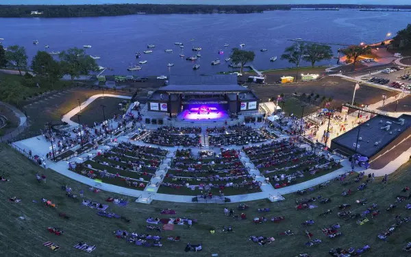 Bühne Devon Seeufer