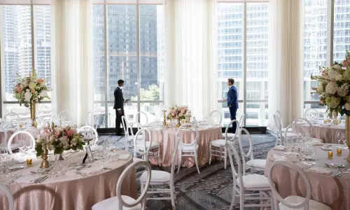 Zwei Männer im Speisesaal für eine Hochzeit gestylt