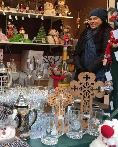 Eine Frau stöbert nach Weihnachtsgeschenken