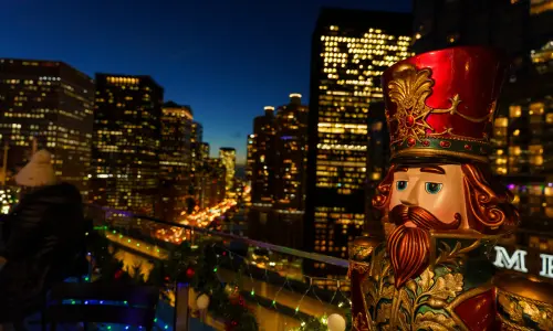 Weihnachtsdekoration auf dem Dach