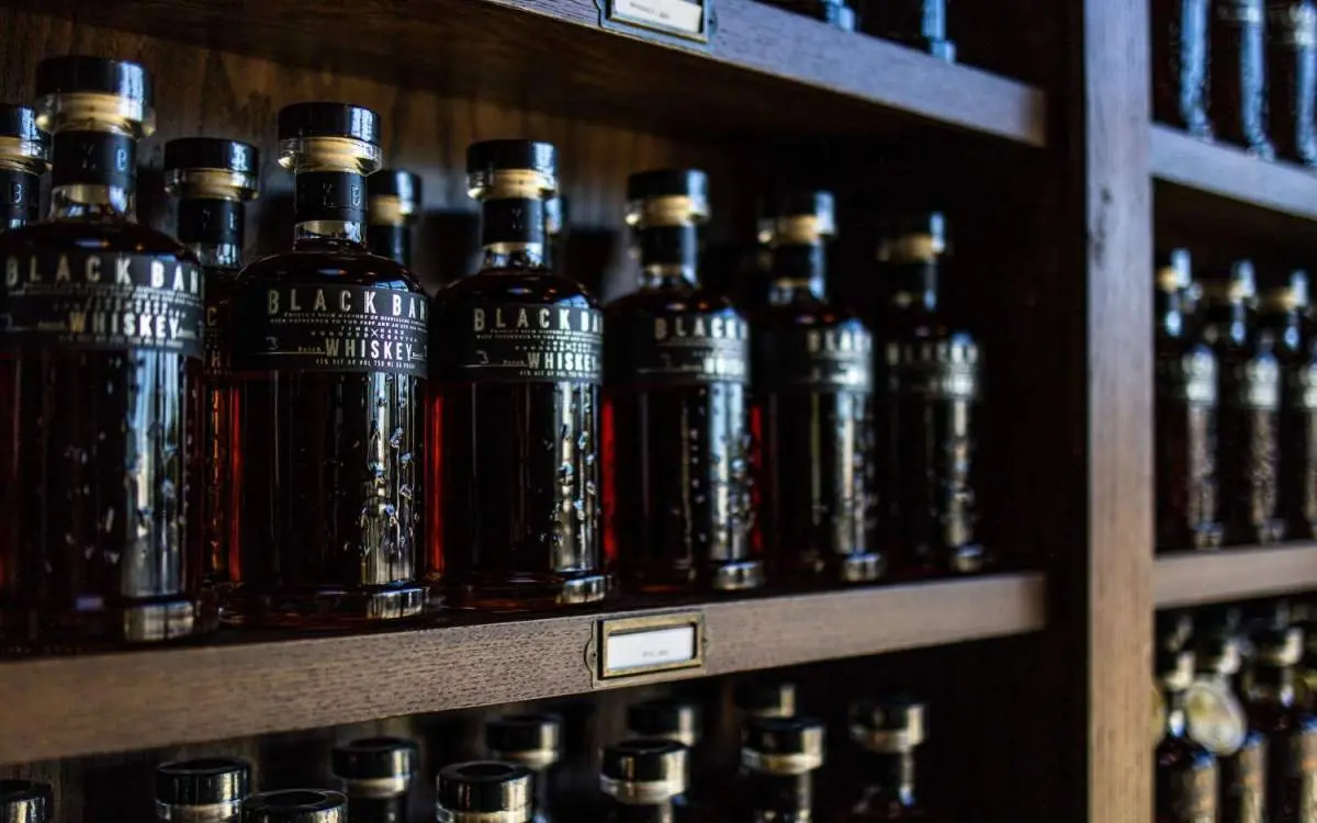 Whiskyflaschen auf Regalen gestapelt