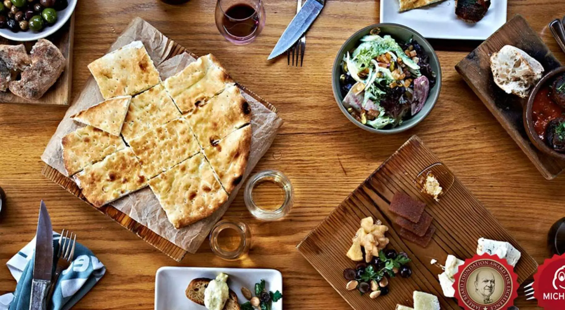 Luftaufnahme der Gerichte von Avec - eine Auswahl an mediterranen Gerichten.