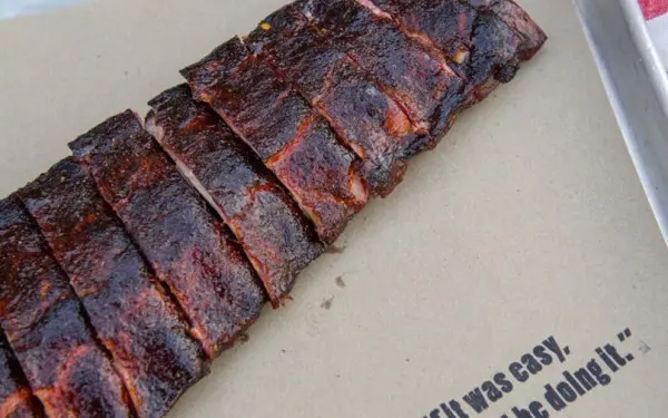 BBQ-Rippchen auf einem Tablett