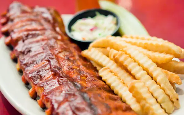 Baby-Back-Ribs, die vom Knochen fallen, bei Twin Anchors