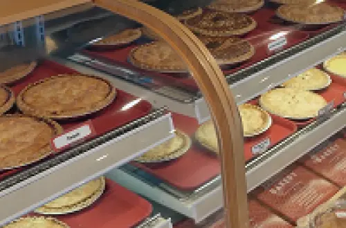 Eine Bäckereivitrine voller Kuchen. 