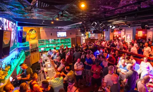 Menschen in einer Bar