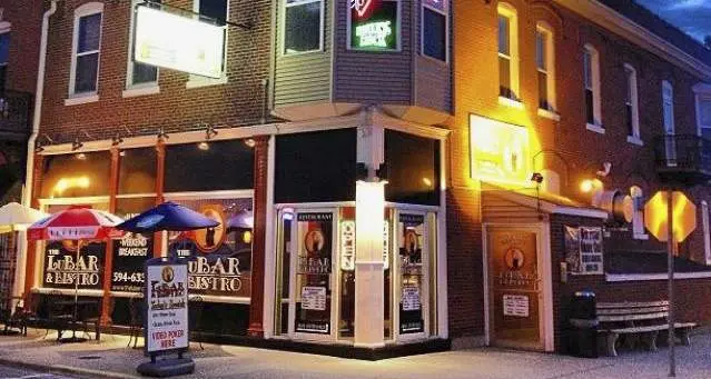 Das Äußere eines Gebäudes bei Nacht