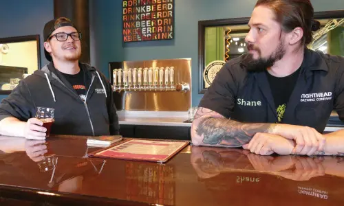 Zwei Personen hinter der Bar