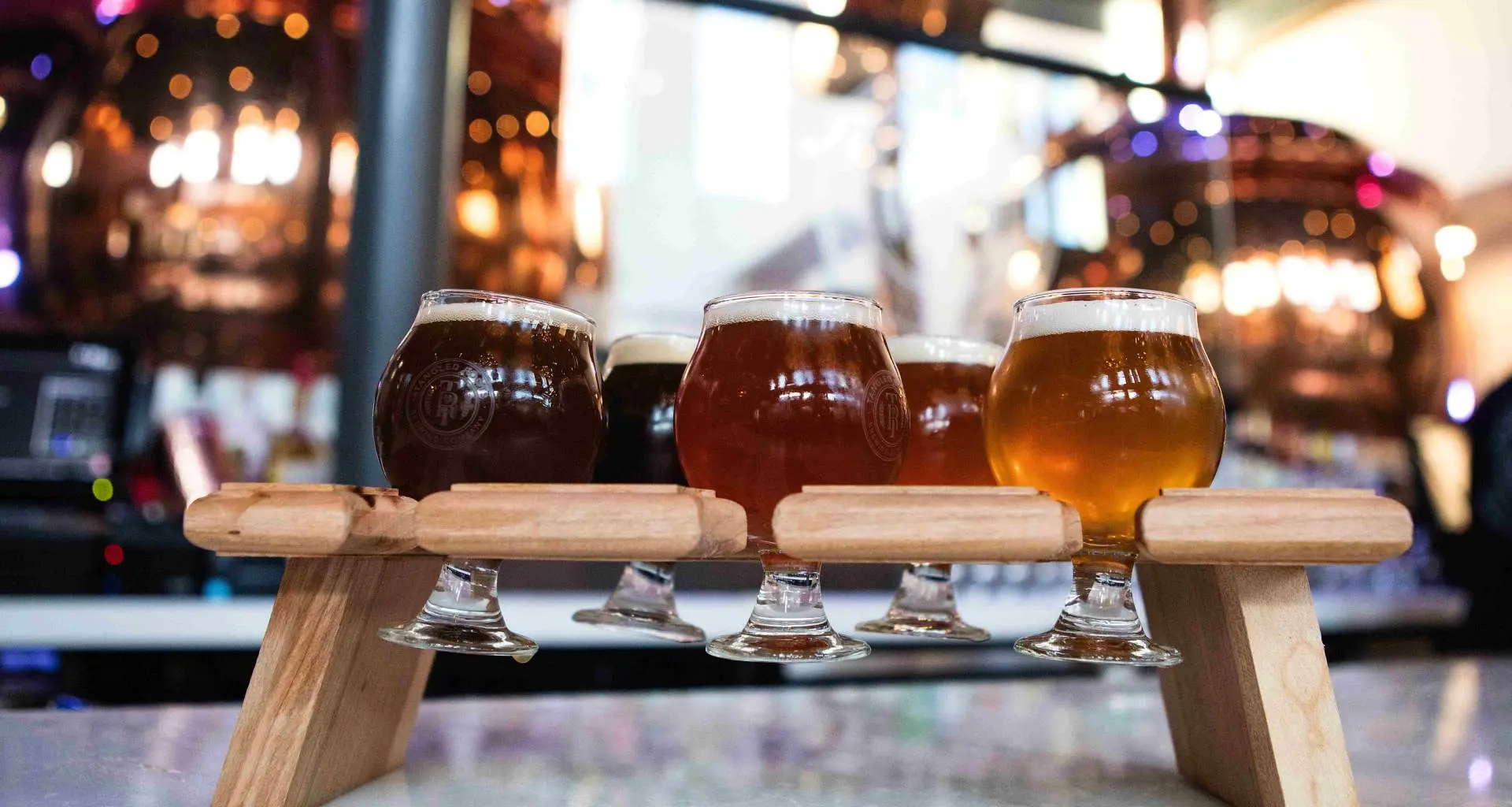 fünf handwerklich gebraute Biere an einem Stand