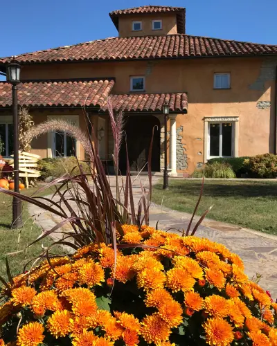 Ein Weinberghaus mit Blumen