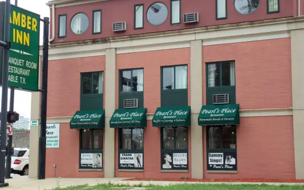 Das rosa Äußere des Restaurants Peals Place