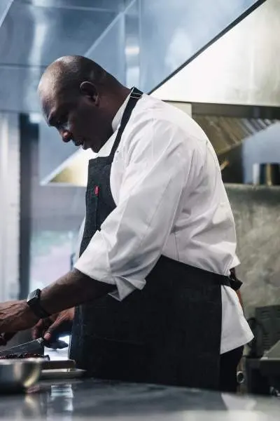 Küchenchef Erick Williams bei der Zubereitung der Zutaten im Virtue Restaurant.