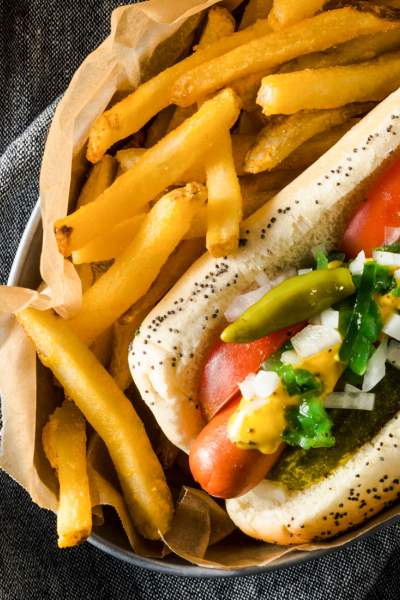 Hot Dog nach Chicagoer Art mit Pommes frites