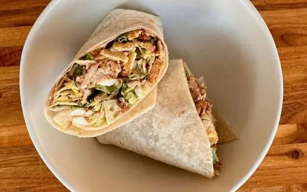 Frischer Hähnchen-Caesar-Wrap von Forage Kitchen.