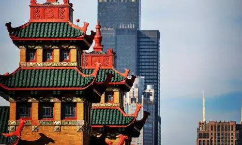 Chinatown in Chicago mit Blick auf die Skyline der Stadt
