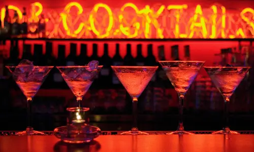 Martini-Gläser auf dem Tresen in einer protzigen Kneipe