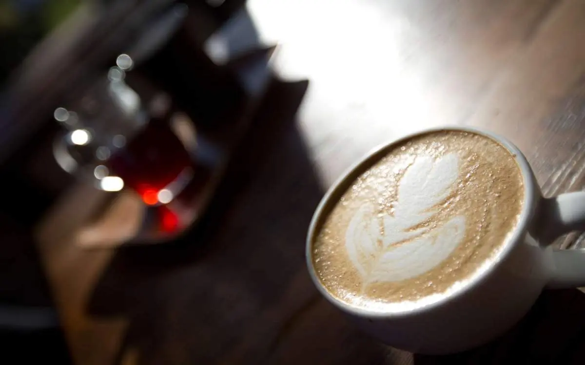 Eine Tasse Kaffee mit dem perfekten blattförmigen Milchkaffee aus dem Milchschaum