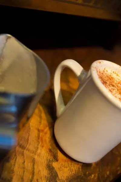 Ein Kaffeebecher, der bis oben hin mit einem Kürbisgewürz-Latte gefüllt ist