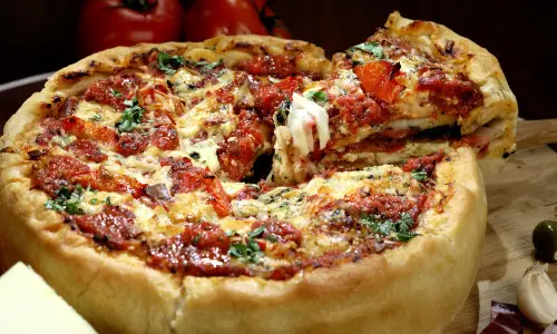 Ein Stück Tiefkühlpizza wird serviert