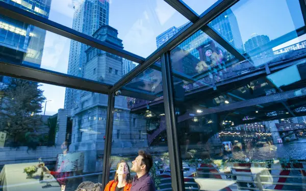 Ein Paar bewundert die Aussicht vom Glasdach auf der Odyssey Cruise