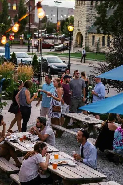 El fresco unter einigen Sonnenschirmen 