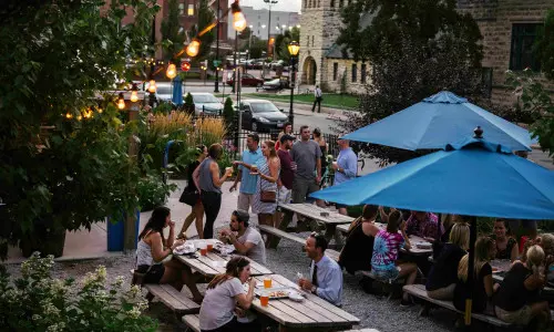 El fresco unter einigen Sonnenschirmen 