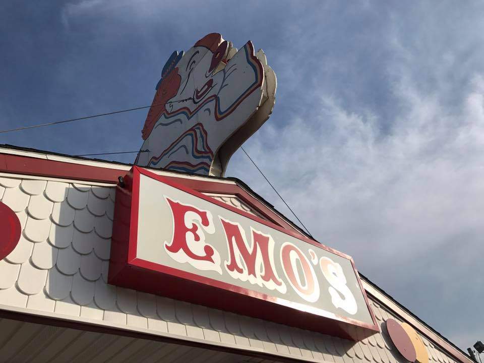 Das Schild über dem Eingang von Emo's Dairy Mart in Peoria