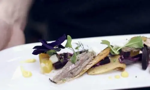 Ein Teller mit Essen bei Epiphany Farms in Bloomington