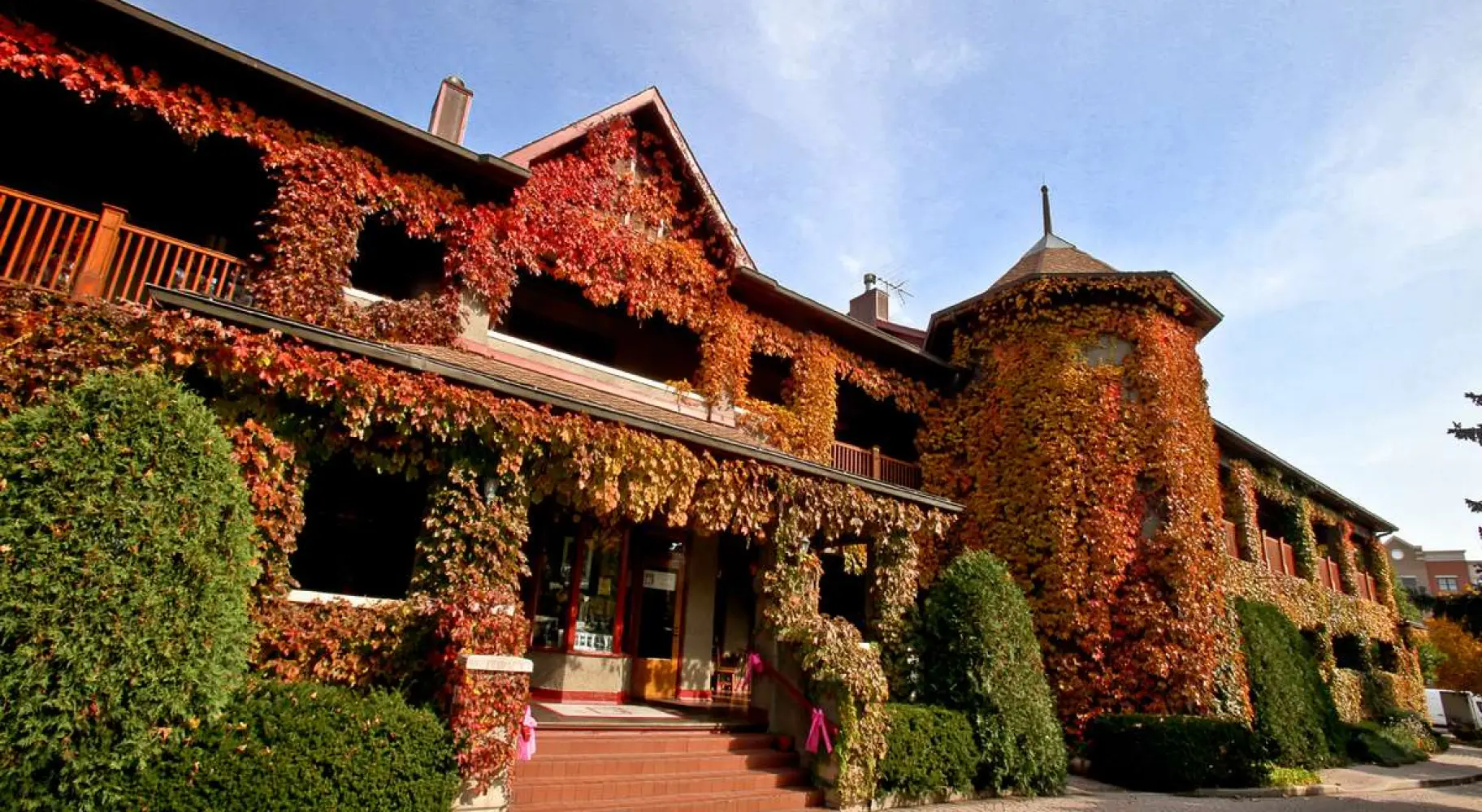 Das Äußere des Gebäudes ist im Herbst mit orangefarbenen Blättern bedeckt
