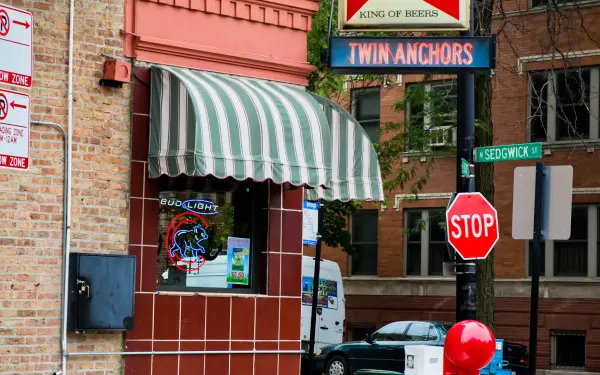 Das Äußere des berühmten Chicagoer BBQ-Restaurants Twin Anchors