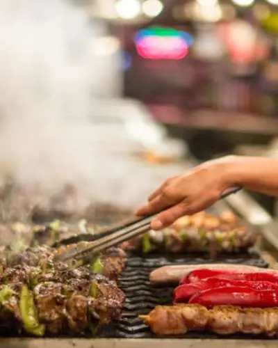 Spieße auf dem Grill