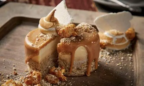 Ein Dessert auf einem Teller im Firefly Grill