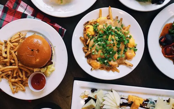 Burger und Pommes frites