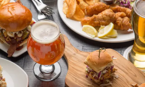 Essen und Getränke auf einem Tisch