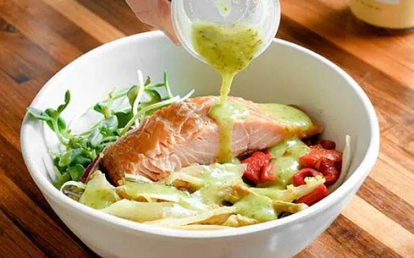 Frische Lachsschale von Forage Kitchen.
