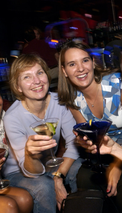 Vier Frauen, die einen Abend mit Cocktails genießen