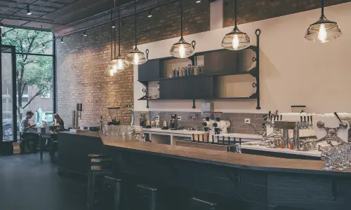 Der Empfangstresen von Ipsento Coffee.