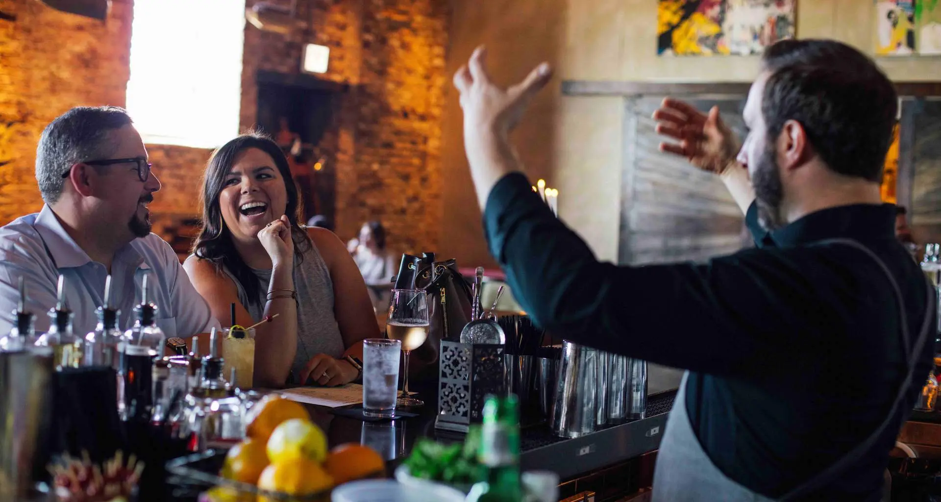 Barkeeper unterhält Kunden. 