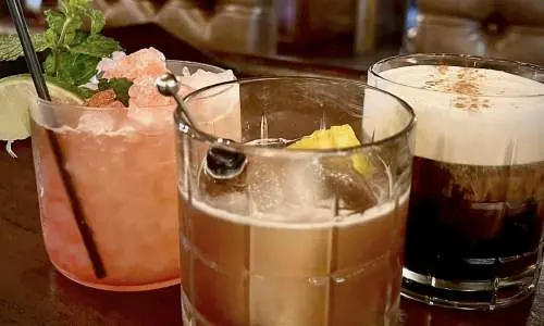 Drei Cocktails an einer Bar im Havisham House in Alto Pass