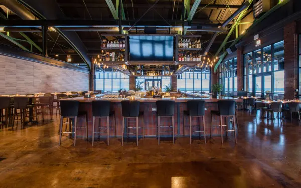 Eine leere Bar im Inneren