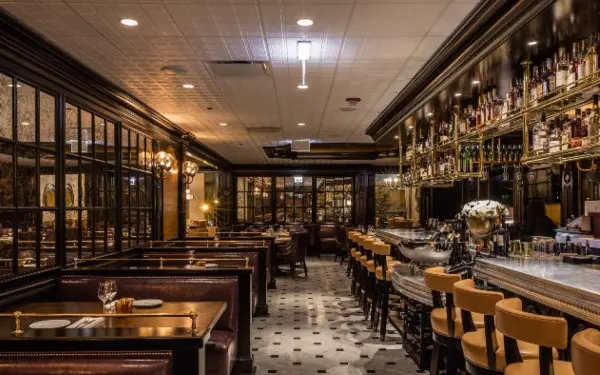 Ein leeres Restaurant und eine leere Bar