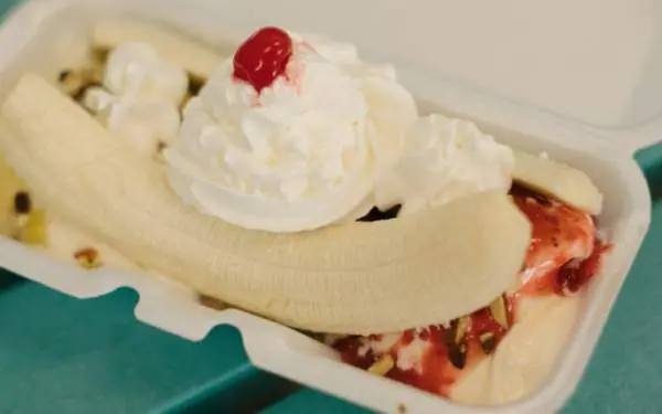 Ein Bananensplit-Custard-Eisbecher von Jarling's Custard Cup in Champaign-Urbana.