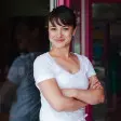 Eine Frau steht 