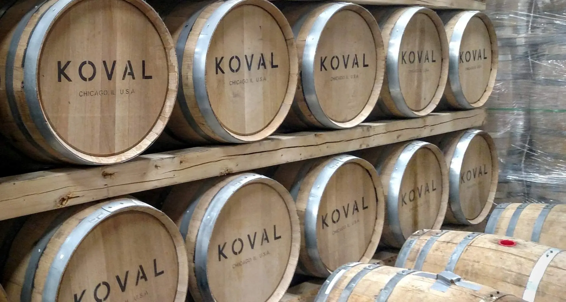 Reihen von Holzfässern.