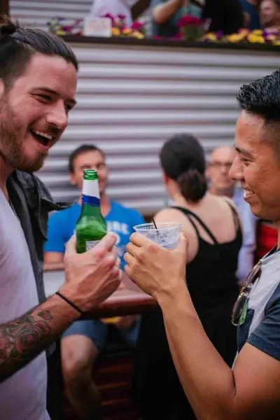 Zwei Männer trinken in einer Bar