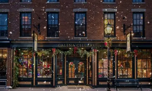 Außenansicht der Galena Cellars während der Weihnachtszeit.