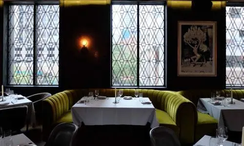 Das Innere des Maple Ash Restaurant in Chicago.